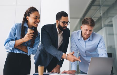 Skilled male ad female colleagues discussing business information during involved brainstorming in corporate office, diverse employees browsing website on laptop technology using WIFI internet at desk SSUCv3H4sIAAAAAAAEAJ2Ry27DIBBF95X6DxZrWwI/4rq/EnUxPGyjEKgAt4oi/3t52BHr7phzmWHu5fn+VlWIgpMMfVbPWIVaKrU5b8FLowPG9cGt0FzYkgguvbESVAkpeLZquIsA9aZUxHsSkfPgNydcfOxADLxYwowMXyPyRtdcV6eQxNARJITqgrmNJnaivf53Zz58nW5gEZo90sKFESuUgGzkmq+i268X9l5ag41LU7j6MQxUvNAVk76tZFIvRZvxa0r5lVD4DHMvgDY+vXwYQTxEGEvStR/9NOFhJAMml/EyoTN2w26Sl7vln1hlkOyj4JLHSbQf6EBw2+AO5qan49zQWZAGYzJjzCjwdg6J7X/IvWJXQAIAAA==